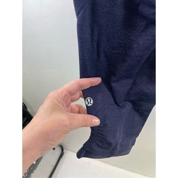 Lululemon Navy The Flow Ruched Capri Leggings Size 6 - Picture 3 of 7
